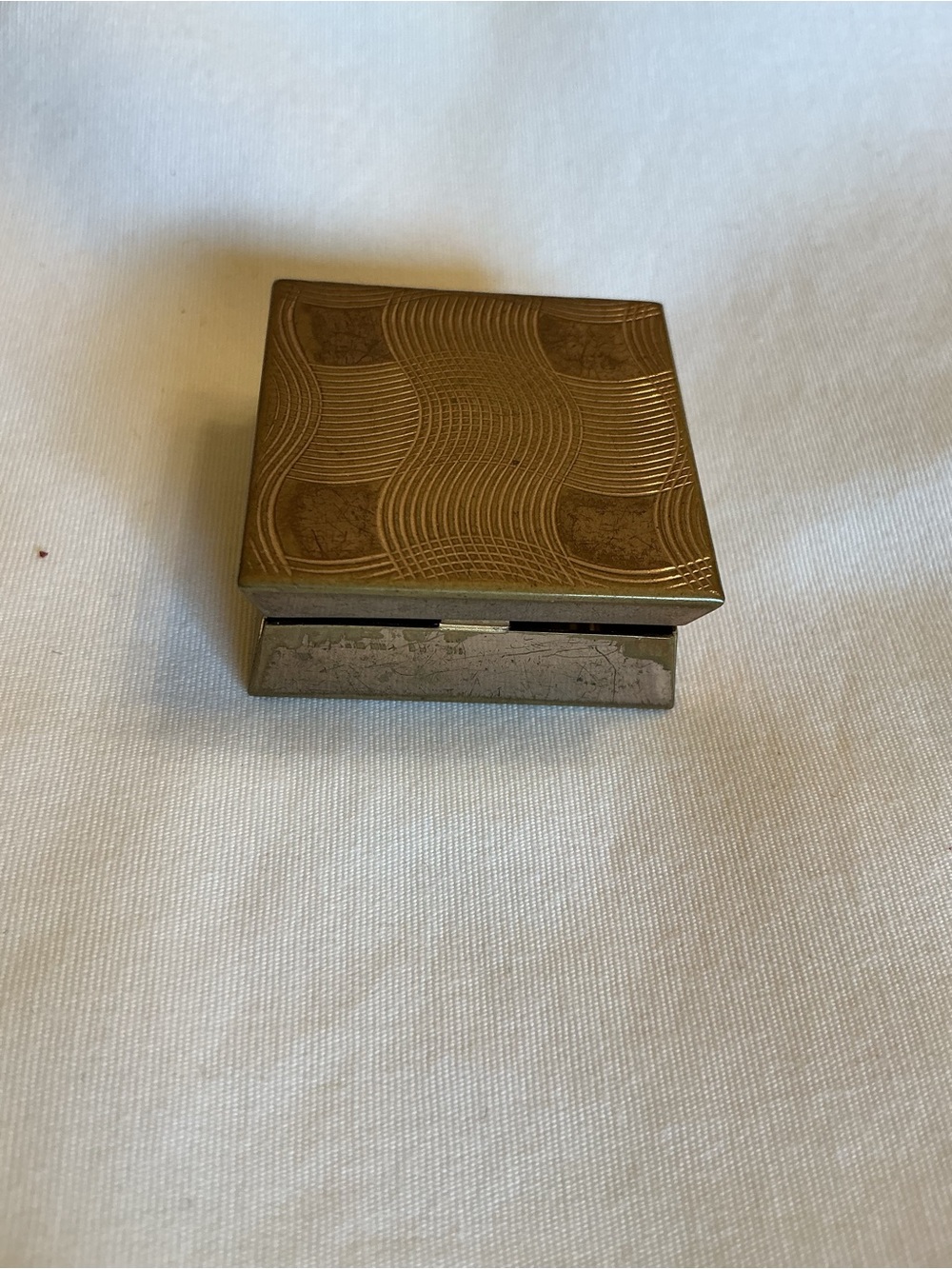 Vintage Gold-Tone Compact with Art Deco Wave Design - Picture 5 of 5